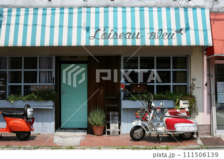 店舗前のレトロなカスタムバイク 店舗前のレトロなカスタムバイク 111506139