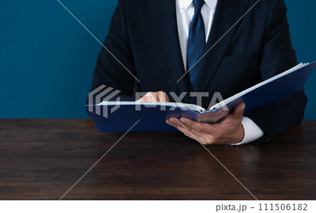 書類をチェックするビジネスマン 書類をチェックするビジネスマン 111506182