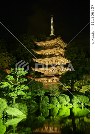 瑠璃光寺 国宝 ライトアップ 夜景 瑠璃光寺 国宝 ライトアップ 夜景 111506307