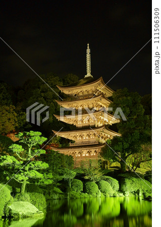 瑠璃光寺　国宝　ライトアップ　夜景 111506309