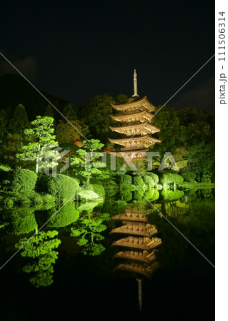 瑠璃光寺　国宝　ライトアップ　夜景 111506314