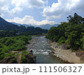 夏の青空と白い雲と渓流 111506327