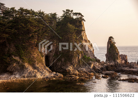 午後の日本海 笹川流れの奇岩 午後の日本海 笹川流れの奇岩 111506622