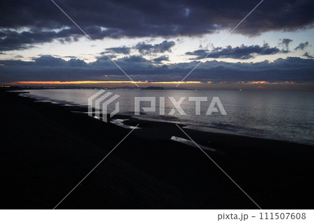 冬の茅ヶ崎海岸から見た夜明けの江ノ島 111507608