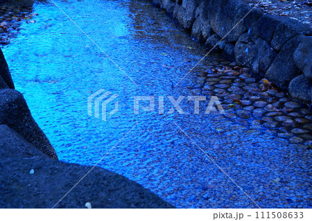 カラー　流れ　川　透明　透過　（2024年2月登録） 111508633