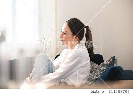 ソファーでくつろぐ女性 111508702