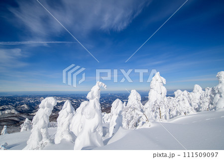 冬の森吉山 樹氷平の絶景 秋田県 冬の森吉山 樹氷平の絶景 秋田県 111509097