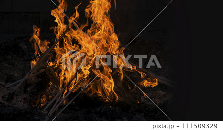 炎　お焚き上げ　火　勢いのある炎　燃え盛る炎 111509329