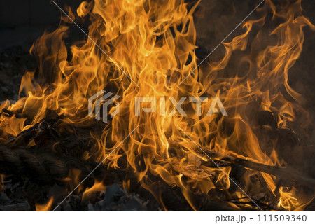 炎　お焚き上げ　火　勢いのある炎　燃え盛る炎 111509340