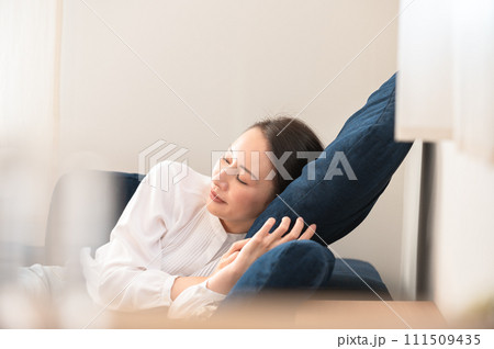 ソファーでくつろぐ女性 ソファーでくつろぐ女性 111509435