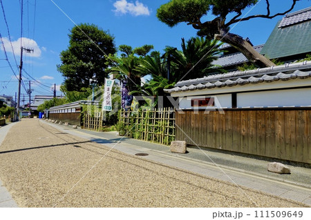 吹田歴史文化まちづくりセンター（浜屋敷）の入口が見える風景　大阪府吹田市 111509649