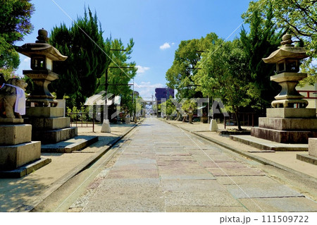 吹田史跡高浜神社の本殿側から参詣道を見た風景　大阪府吹田市 111509722