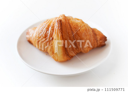 美味しそうな白い皿に乗せられたクロワッサン 美味しそうな白い皿に乗せられたクロワッサン 111509771