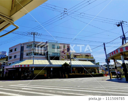 旭通商店街のアーケードの風景 大阪府吹田市 旭通商店街のアーケードの風景 大阪府吹田市 111509785