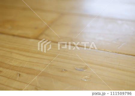 重い家具をぶつけて凹んだフローリング 111509796