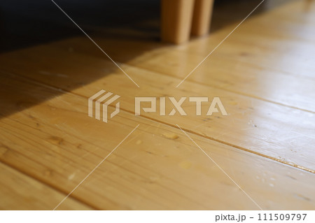 重い家具をぶつけて凹んだフローリング 111509797