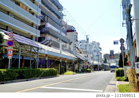 JR吹田駅ロータリーから南に伸びる道路の両側に商店街アーケードがある風景　大阪府吹田市 111509811