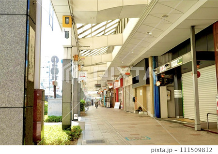 旭通商店街のアーケードの風景 大阪府吹田市 旭通商店街のアーケードの風景 大阪府吹田市 111509812