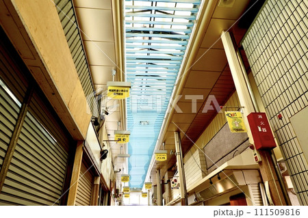 新旭町通商店街のアーケードの風景　大阪府吹田市 111509816