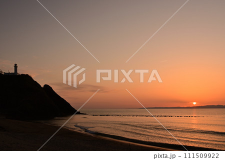 佐渡島に沈む夕陽~新潟角田浜から望む~ 佐渡島に沈む夕陽~新潟角田浜から望む~ 111509922