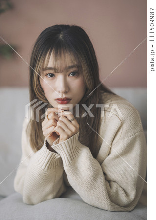 カメラ目線の20代の女性 ポートレート カメラ目線の20代の女性 ポートレート 111509987