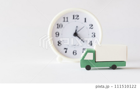 運輸業の働き方改革　トラックと時計　2024年問題 111510122