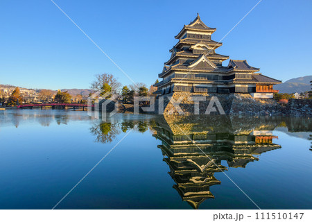 朝日を浴びる国宝松本城【冬】 朝日を浴びる国宝松本城【冬】 111510147