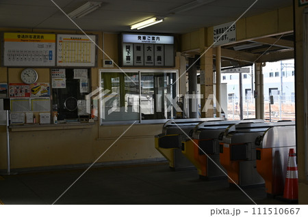 三岐鉄道北勢線の西桑名駅の構内と改札 111510667