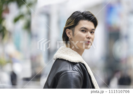カメラ目線の20代の男性　ポートレート 111510706