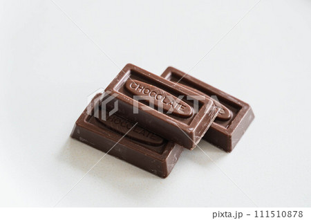 割った板チョコレート 111510878