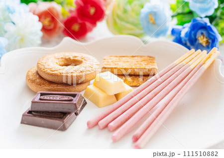 チョコレート菓子とクッキー チョコレート菓子とクッキー 111510882