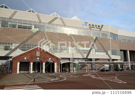 北陸新幹線　糸魚川駅（アルプス口：駅舎） 111510896