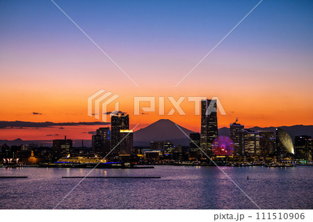 日本の横浜都市景観  夕焼けに映えるみなとみらいや富士山。左側に横浜税関や県警、正面奥は桜木町駅方向 111510906
