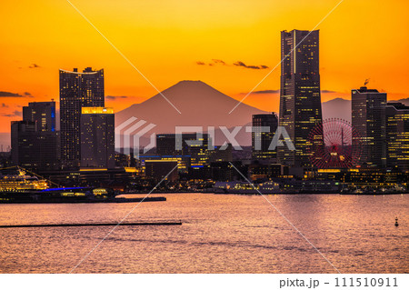日本の横浜都市景観  夕焼けに映えるみなとみらいや富士山。正面左奥は桜木町駅方向 111510911