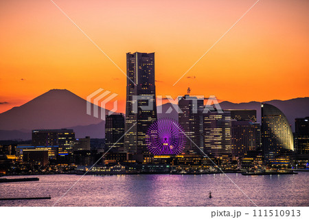 日本の横浜都市景観  夕焼けに映えるみなとみらいや富士山。左奥は桜木町駅方向 111510913