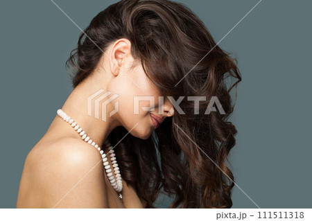 Glamorous stylish brunette fashion model with makeup, wavy hairstyle and healthy clean skin posing  111511318