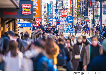 日本の横浜都市景観 JN.1に置き換わり進む…賑わうパルナードST。マスク不要…＝令和6年2月12日 111511419