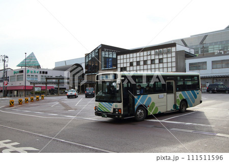 JR糸魚川駅と頚城自動車バス 111511596
