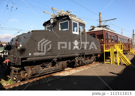 上毛電鉄上毛線　登録有形文化財の車両基地・大胡電車庫に展示される電気機関車デキ3021 111511813