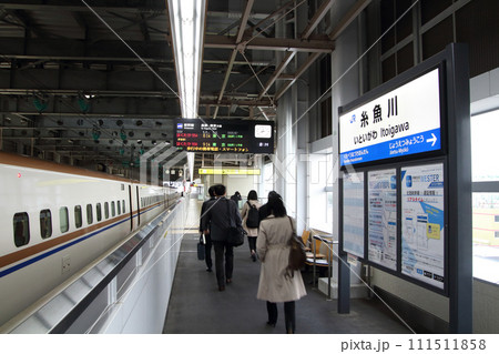 北陸新幹線 糸魚川駅ホームにて 北陸新幹線 糸魚川駅ホームにて 111511858