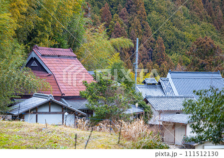 山の中の赤い屋根の家 111512130