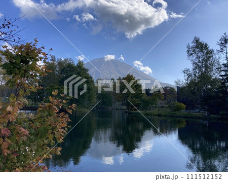 湖に映る逆さ羊蹄山 湖に映る逆さ羊蹄山 111512152