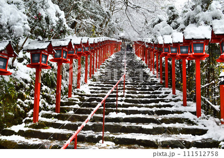 積雪の朝に詣でる京都市貴船神社の本宮参道 積雪の朝に詣でる京都市貴船神社の本宮参道 111512758