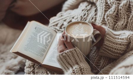 ラテアート　コーヒータイムの読書　AI生成画像を調整 111514594