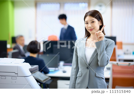 オフィスで働くスーツ姿のビジネスウーマン 111515840