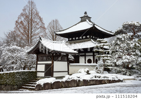 雪の東福寺 殿鐘楼と経蔵 京都市東山区 雪の東福寺 殿鐘楼と経蔵 京都市東山区 111518204