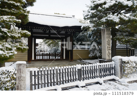 雪の建仁寺 勅使門 京都市東山区 雪の建仁寺 勅使門 京都市東山区 111518379