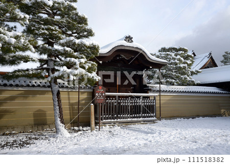 雪の建仁寺　方丈の勅使門　京都市東山区 111518382