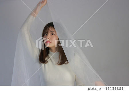 白い布から顔を覗かせる若い女性_3 白い布から顔を覗かせる若い女性_3 111518814