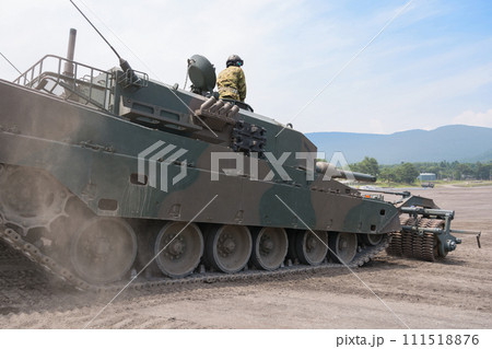 坂を下る92式地雷原処理ローラ付90式戦車 111518876